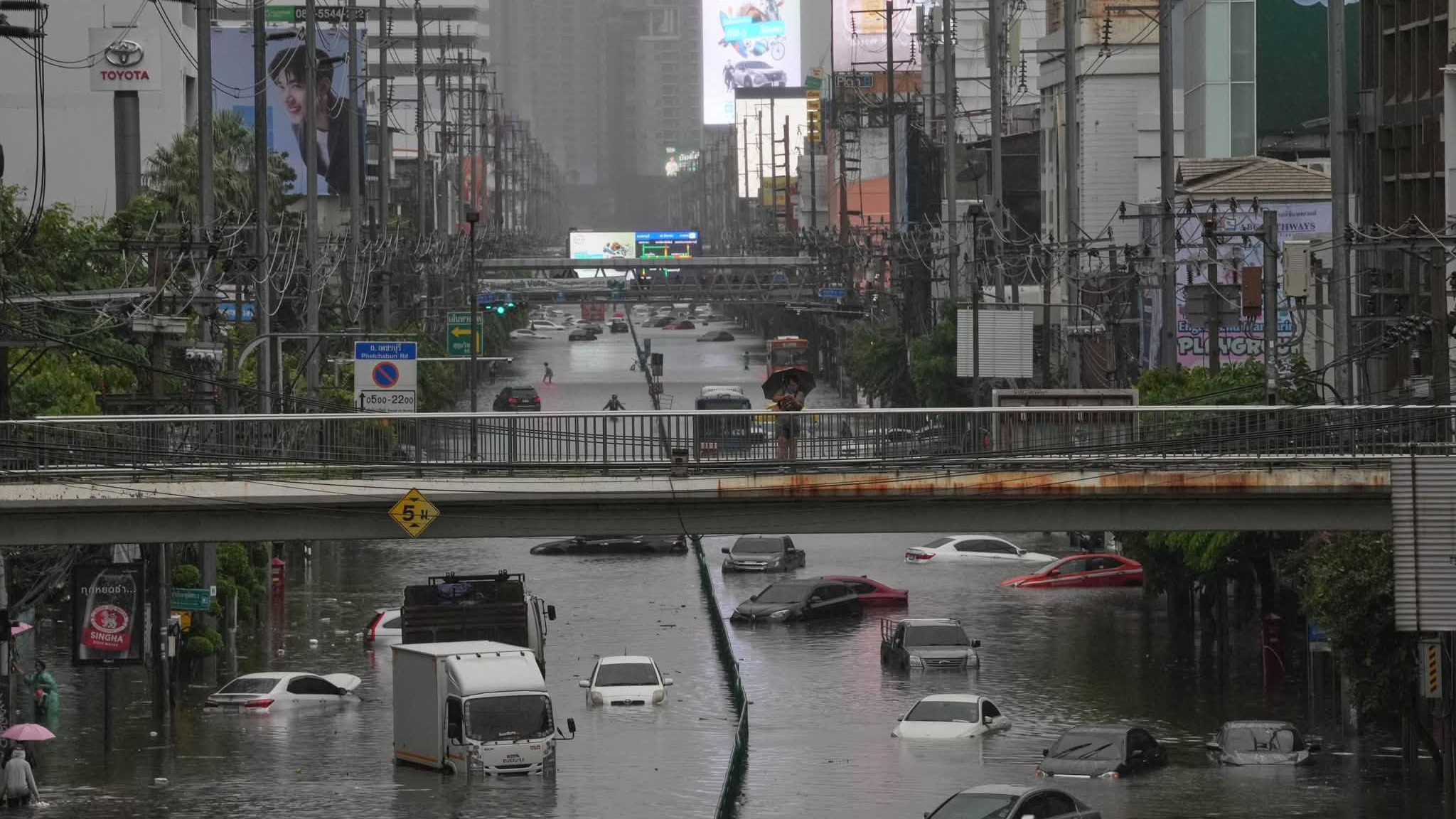 Thailand floods disrupt Toyota production and Thai Airways cargo operations